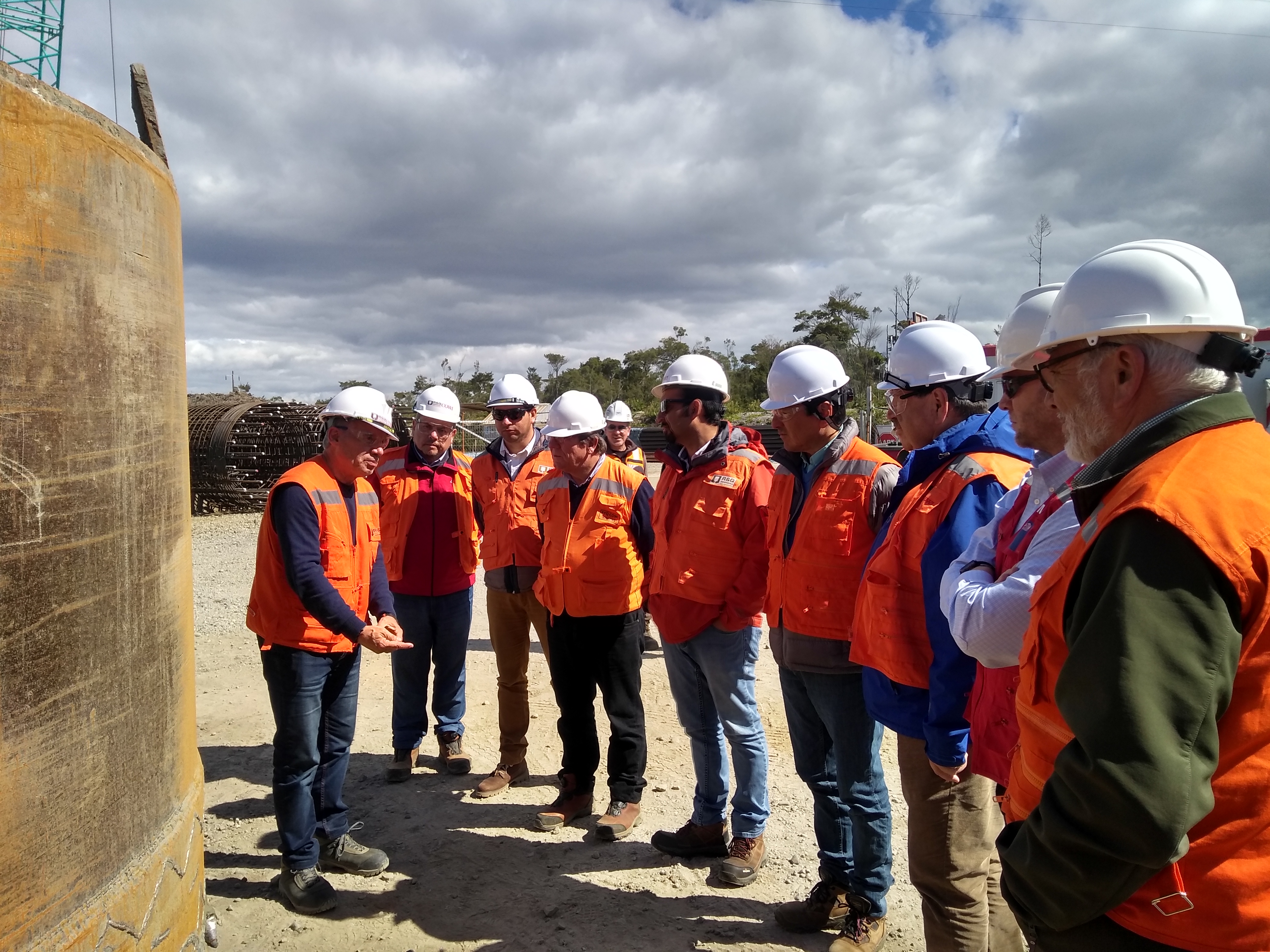 Visitan obras del puente Chacao