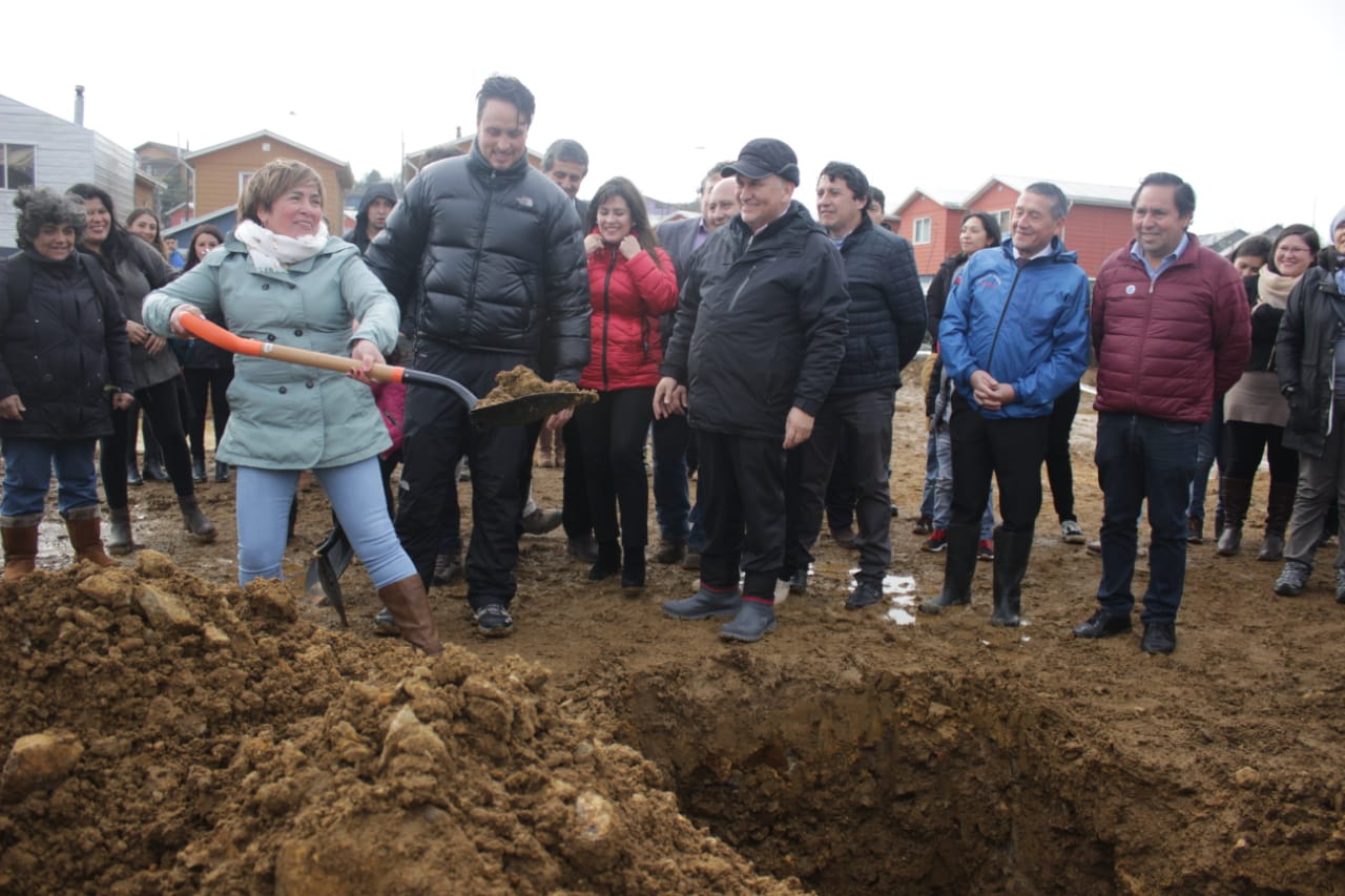 Municipio de Ancud y vecinos instalan primera piedra para conjunto habitacional