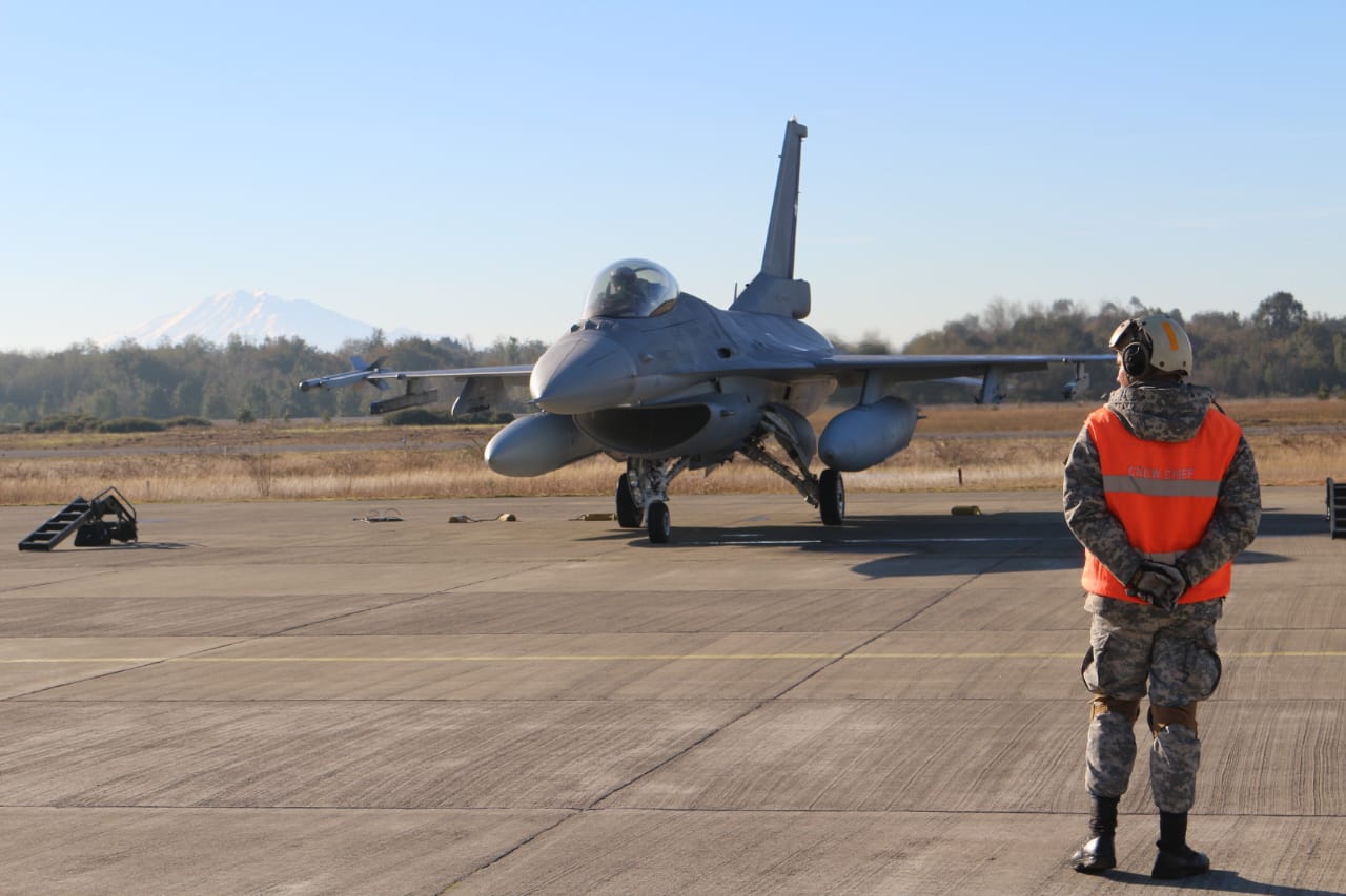 Aviones F-16 desarrollan plan de entrenamiento en la región de Los Lagos.