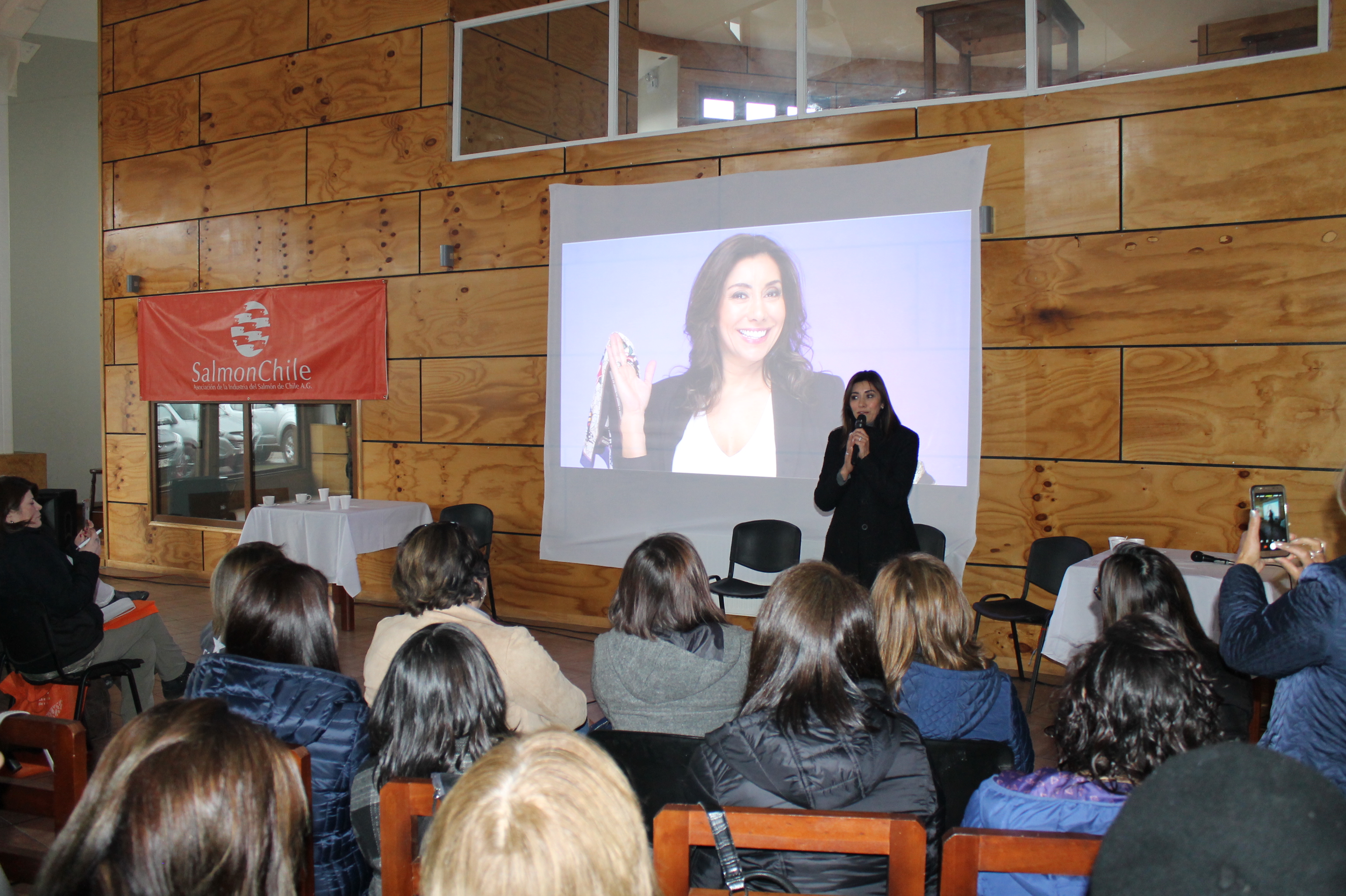 SalmonChile organizó cumbre de mujeres en Aysén