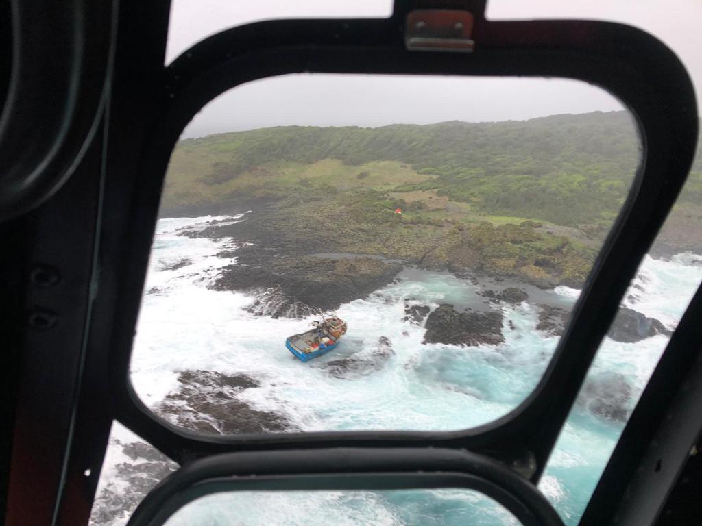 Rescatan a 6 tripulantes de embarcación que encalló al sur de Chiloé