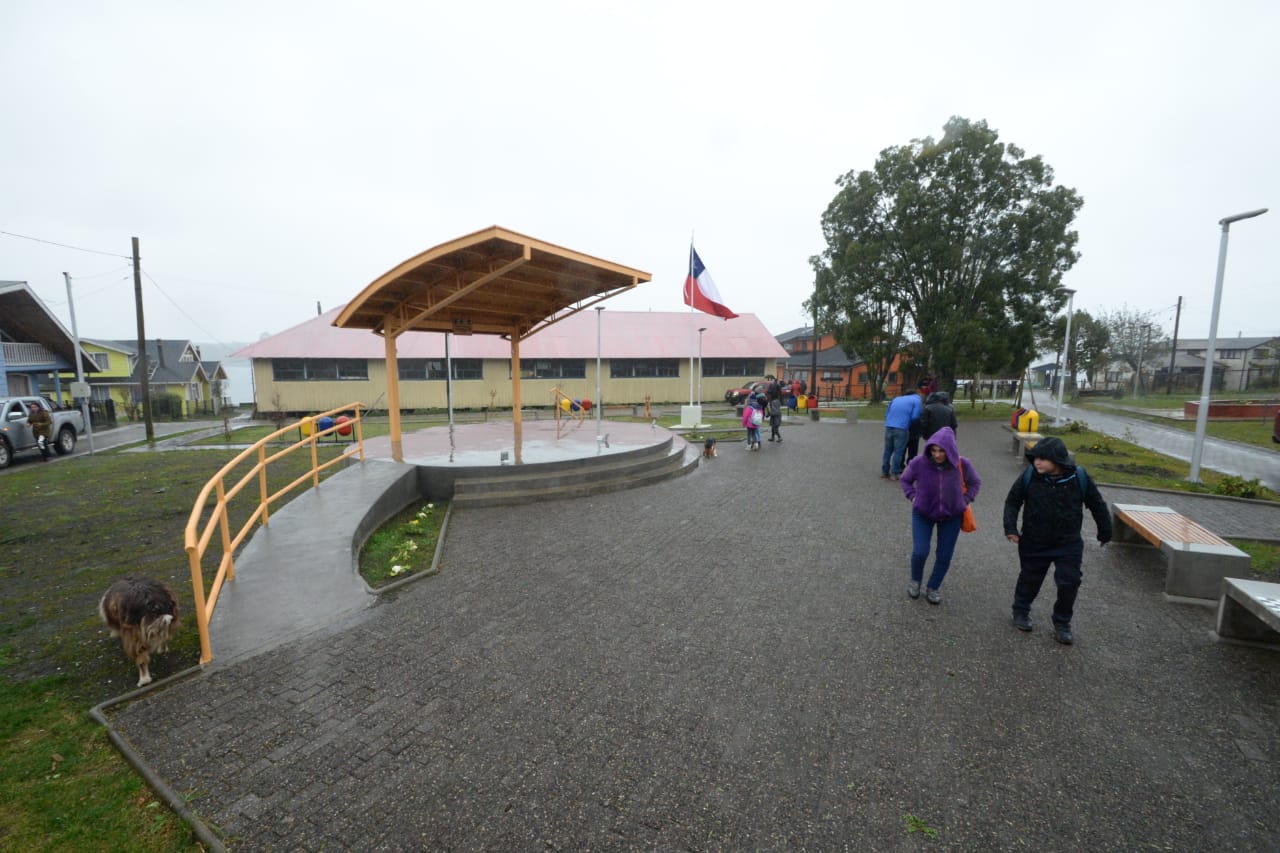 Isla Mechuque cuenta con nueva plaza y camino peatonal