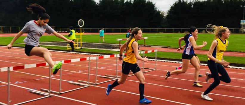 Alumnos de Escuela Mil Paisajes y Liceo Polivalente sacan pasajes al Nacional de Atletismo