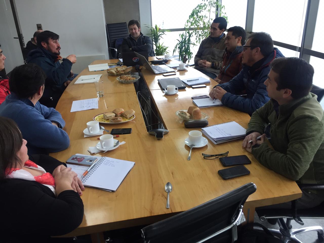 Constituyen mesa de buceo seguro con agrupaciones de trabajadores de la Industria del salmón