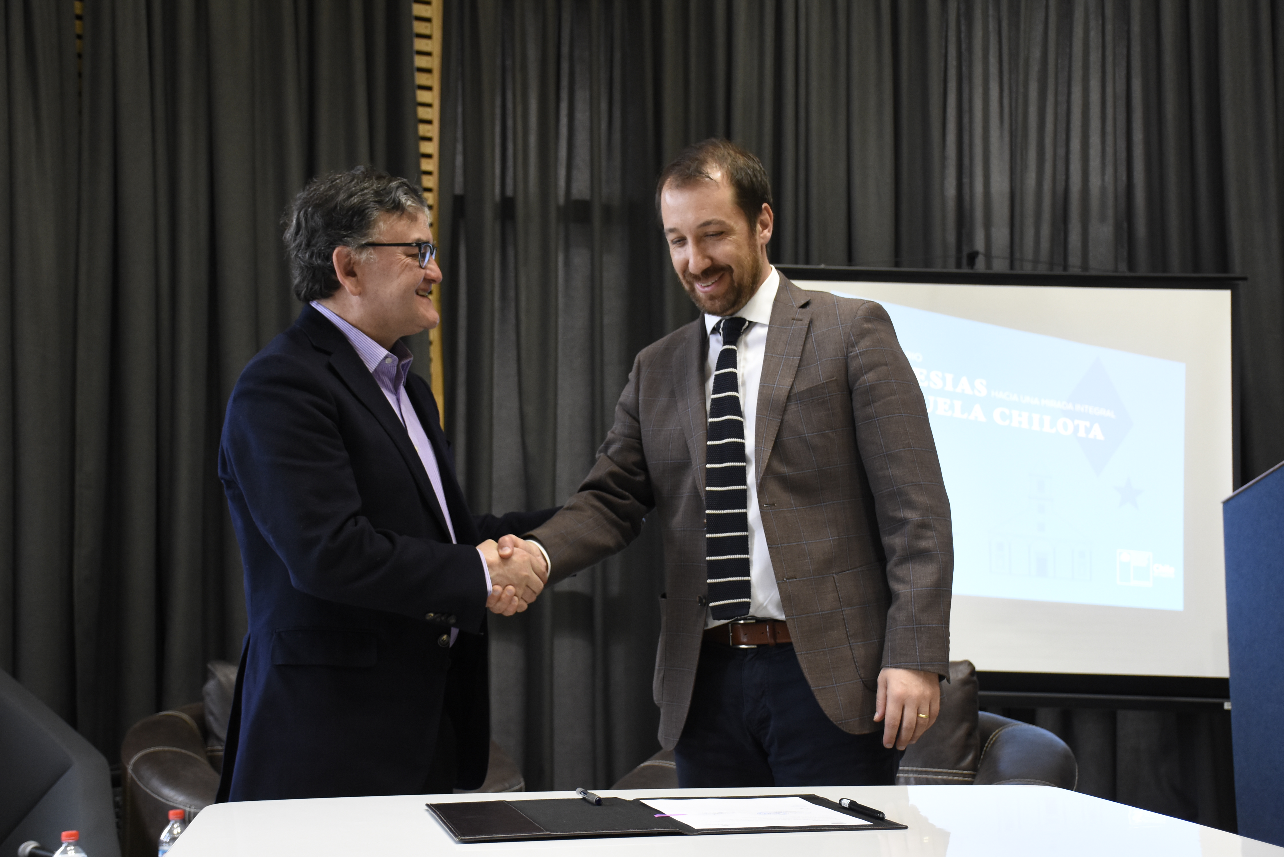 ULagos firma convenio para reacondicionamiento eléctrico de Iglesias patrimoniales