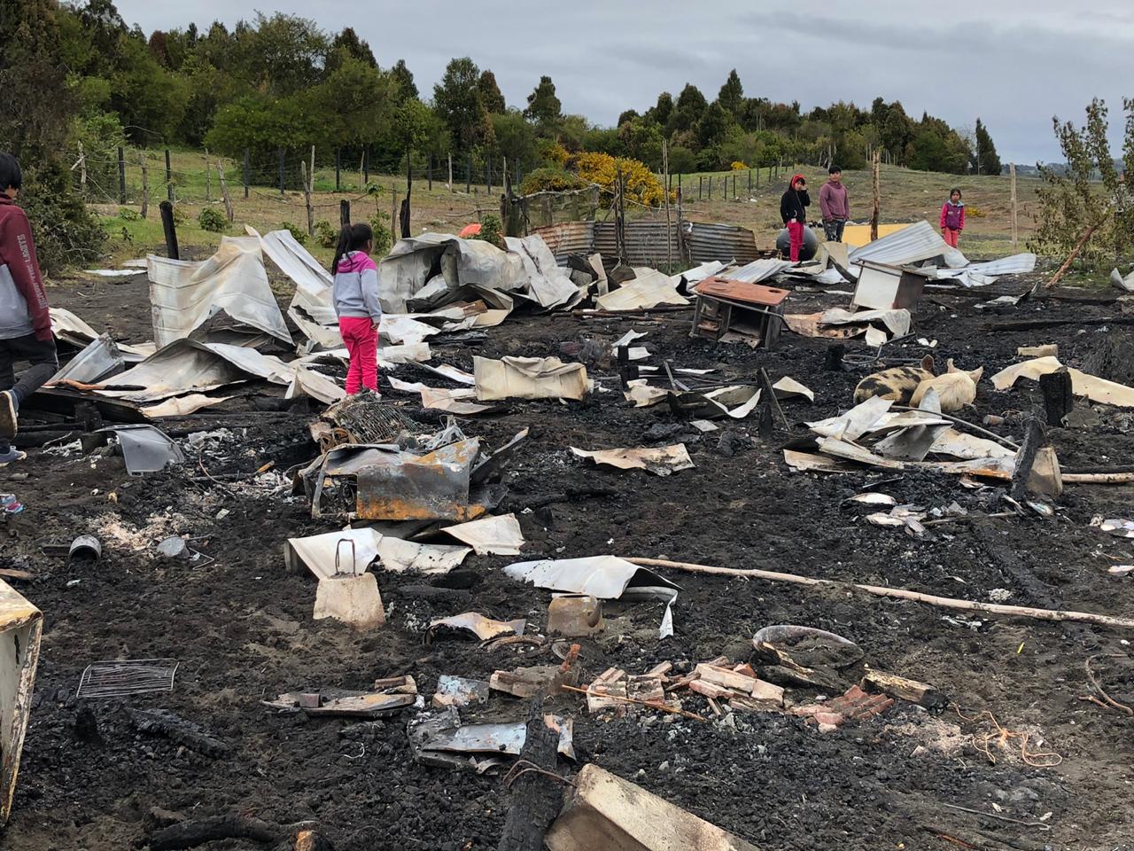 15 damnificados deja incendio que destruyó 3 casas en Quinchao