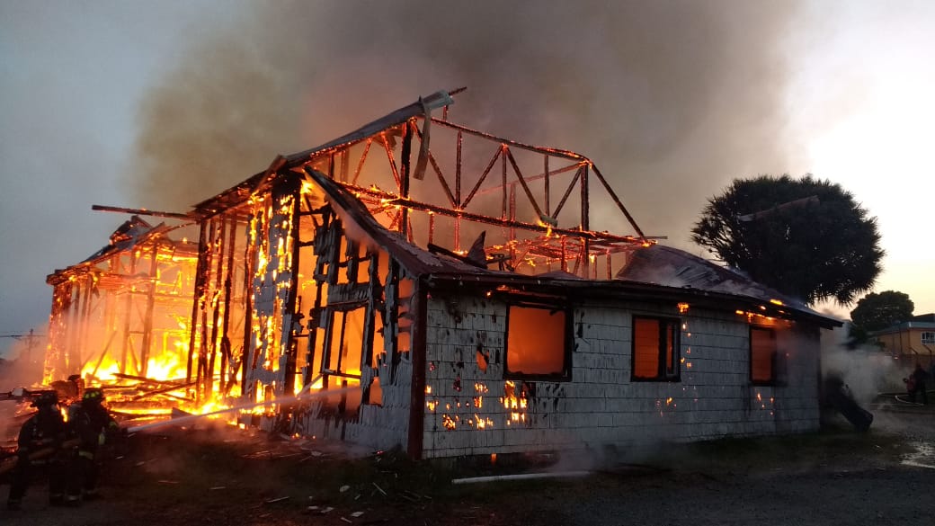 Incendio destruye la iglesia San Francisco en Ancud