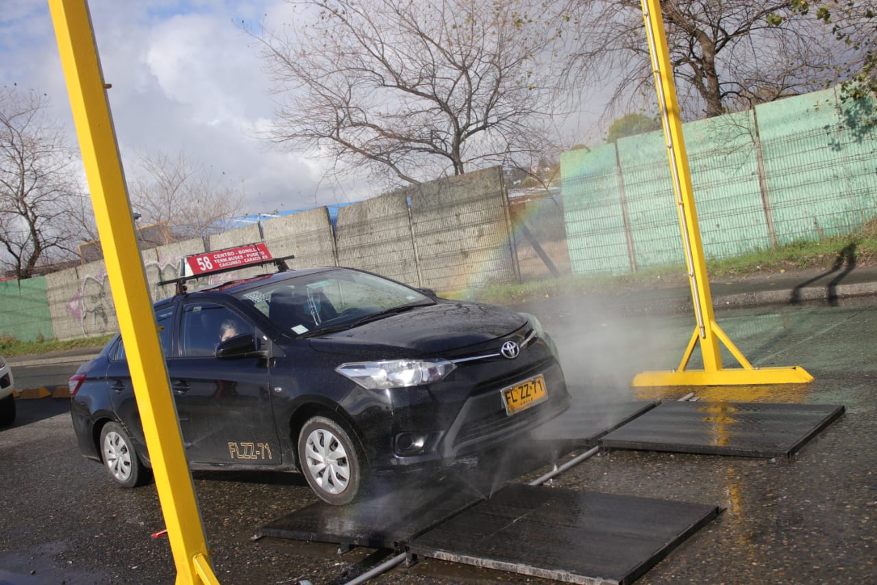 Supervisan funcionamiento de arco sanitizador en entrada de Ancud