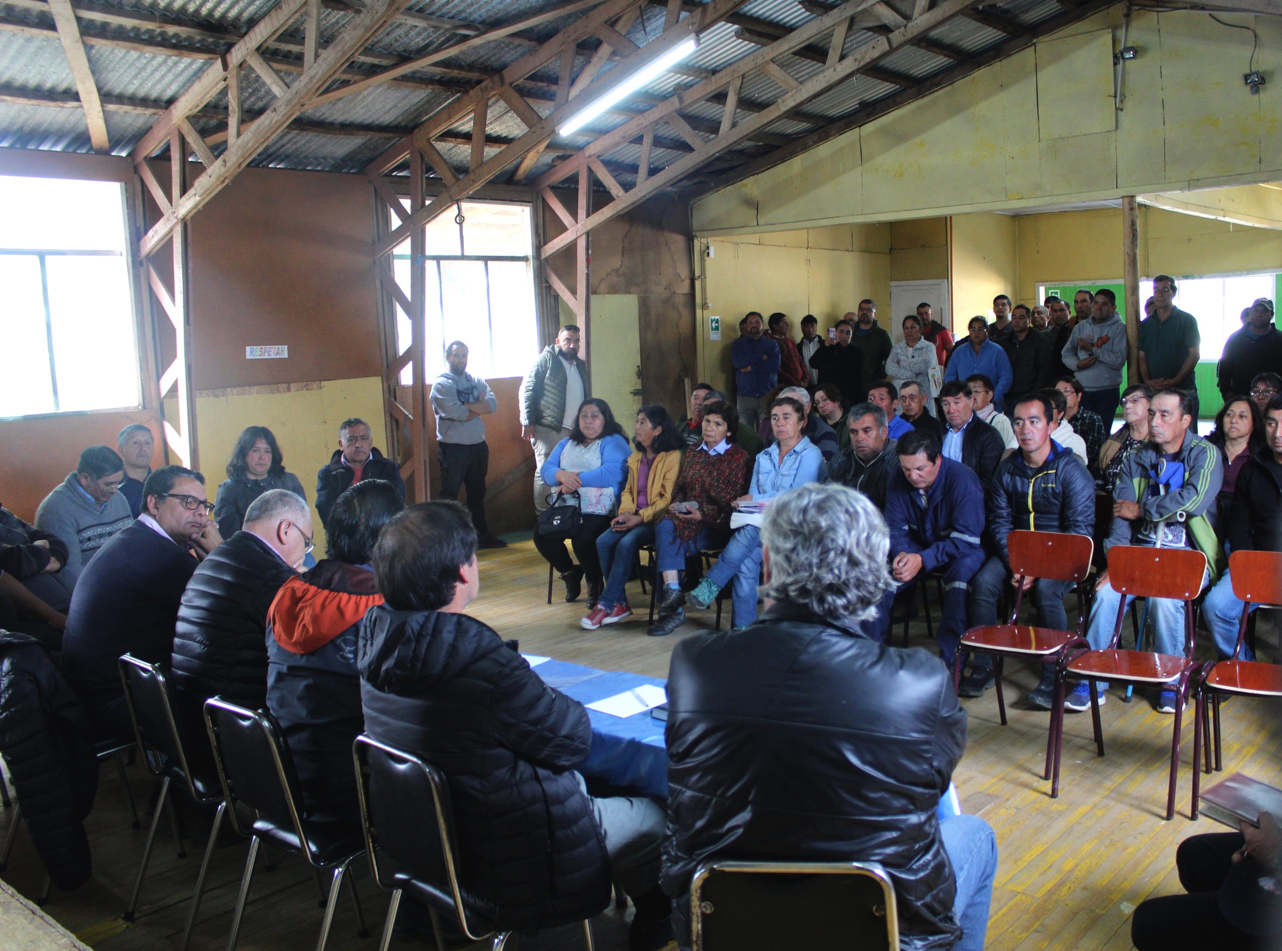 En reunión con dirigentes y vecinos de sectores rurales, alcalde confirma asfaltado de camino Huicha – Caulín