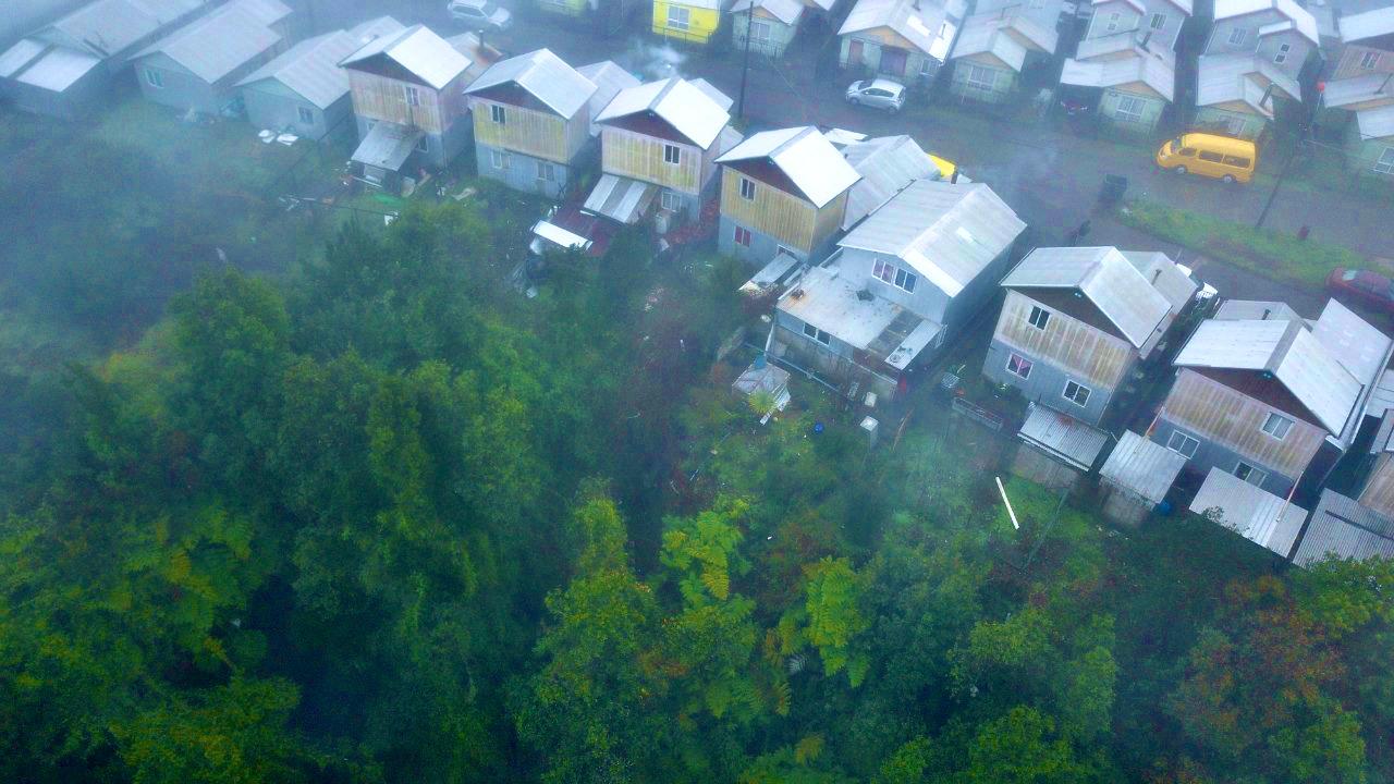 Quemchi: Deslizamiento de material pone en riesgo a 13 viviendas