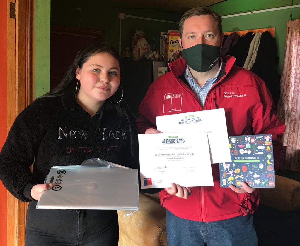 Premian a estudiante de Castro ganadora de concurso “Historias de Nuestra Tierra”