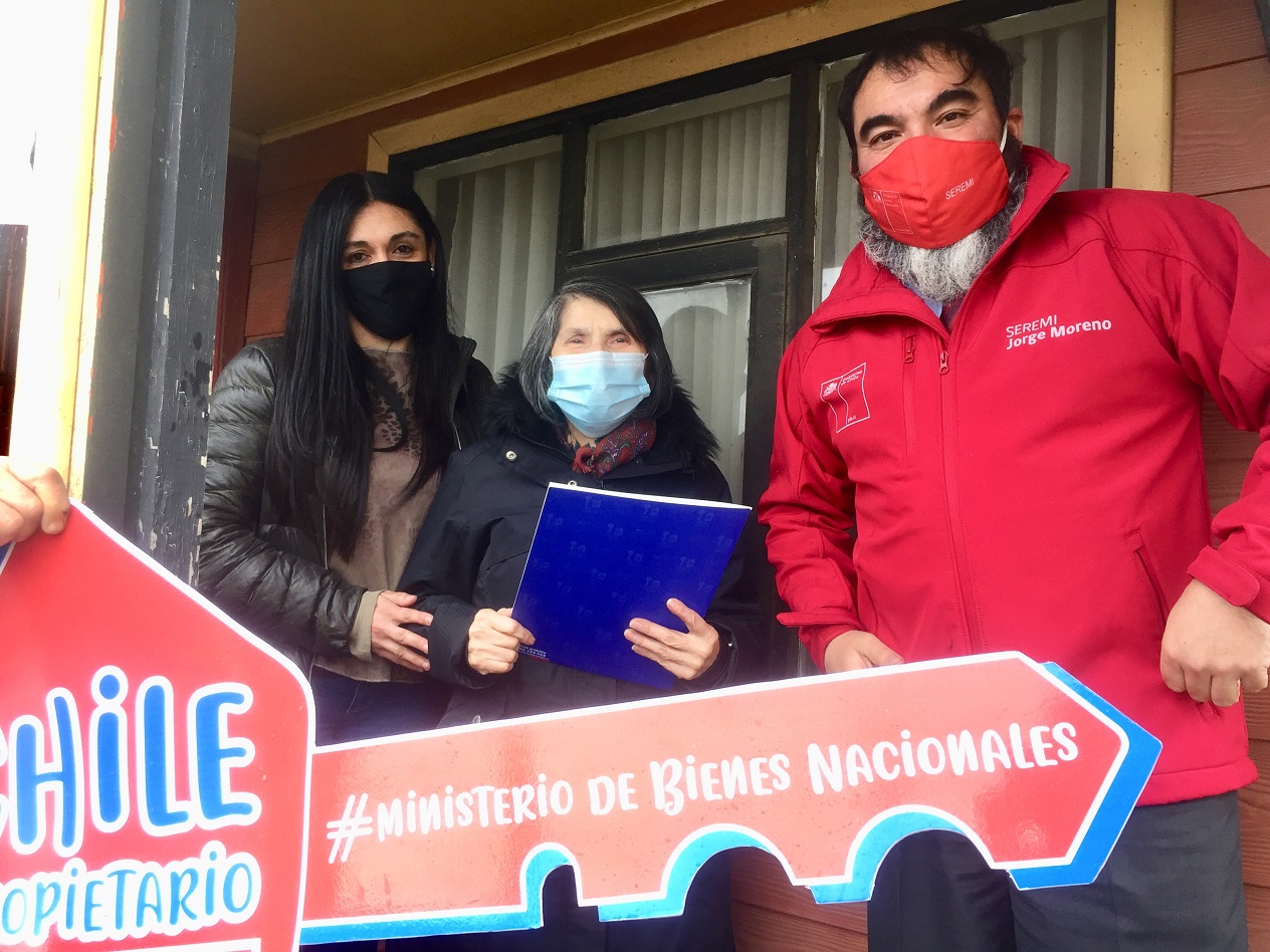 Autora del himno de Castro recibe esperado título de dominio