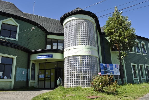 Senador electo Fidel Espinoza solicita investigación a fondo por fallecimiento de menor en Hospital de Ancud