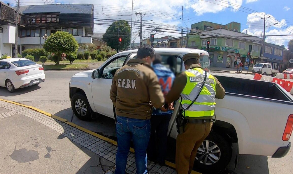 Detienen a hombre por almacenar pornografía infantil