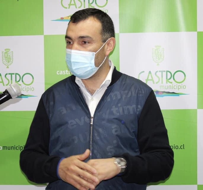 Alcalde Juan Eduardo Vera felicita a alumnos que destacaron en la PTU