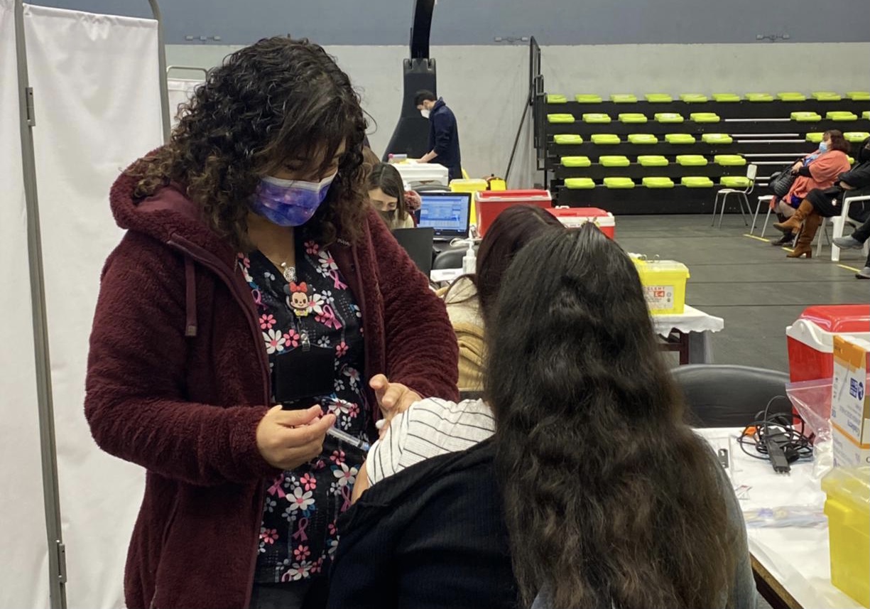 Refuerzan la vacunación contra el COVID-19 en Castro