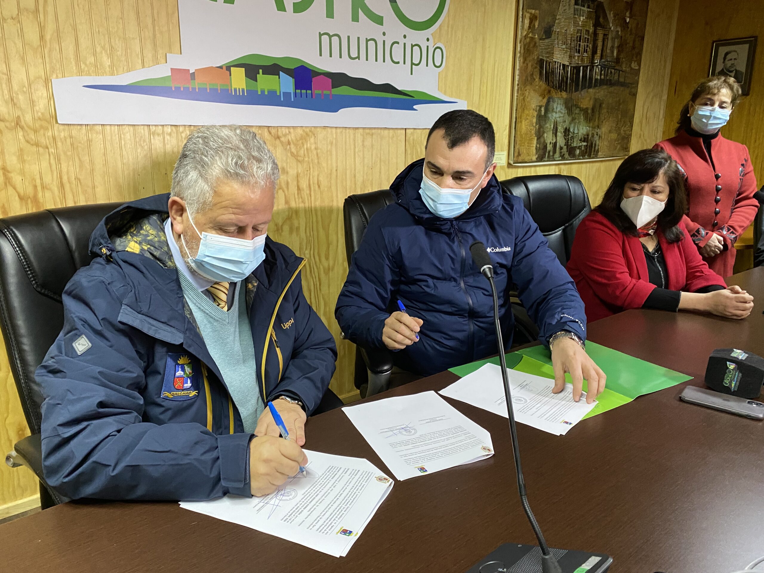 Vecinos de Dalcahue podrán acceder a beneficios de farmacia y óptica popular de Castro