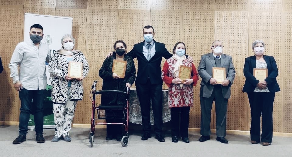 Reconocen a asistentes de la educación de Castro por sus años de servicio