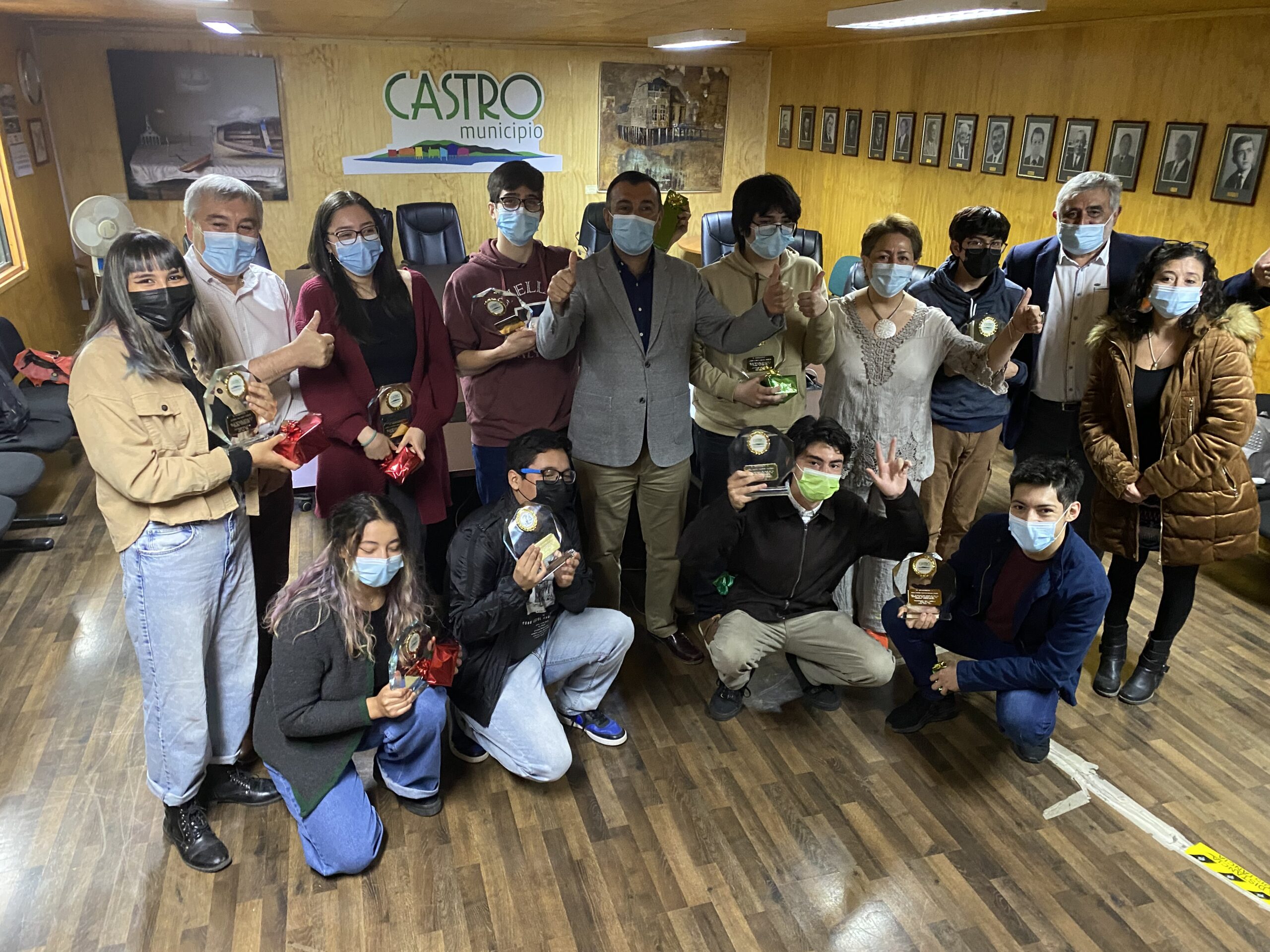 Alcalde Vera reconoce a estudiantes castreños por su puntaje en la PDT 2021