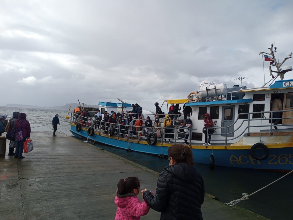 Servicio especial de transporte marítimo benefició a estudiantes, profesores y asistentes de la educación de Quinchao