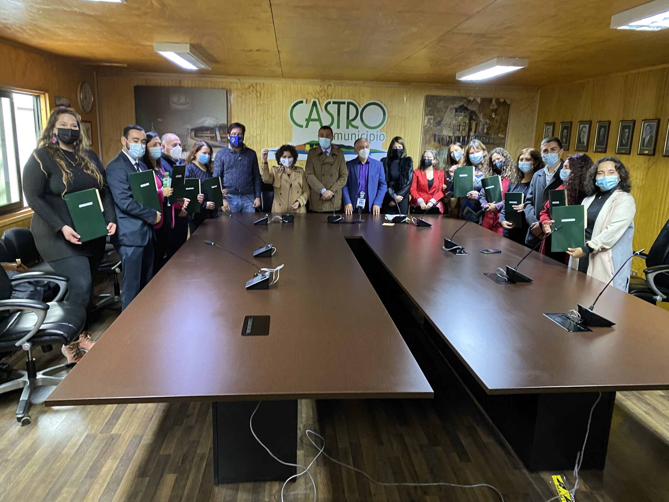 Alcalde Vera firma titularidad de 119 profesoras y profesores de Castro