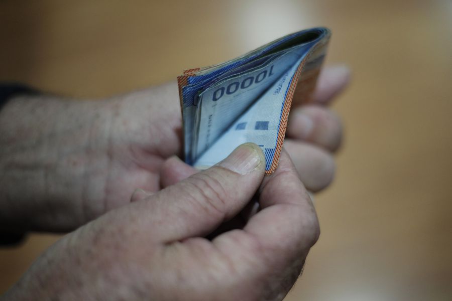 Ipsos: 59% cree que la prioridad de la agenda laboral del Gobierno del Presidente Boric debe ser mejorar el salario mínimo