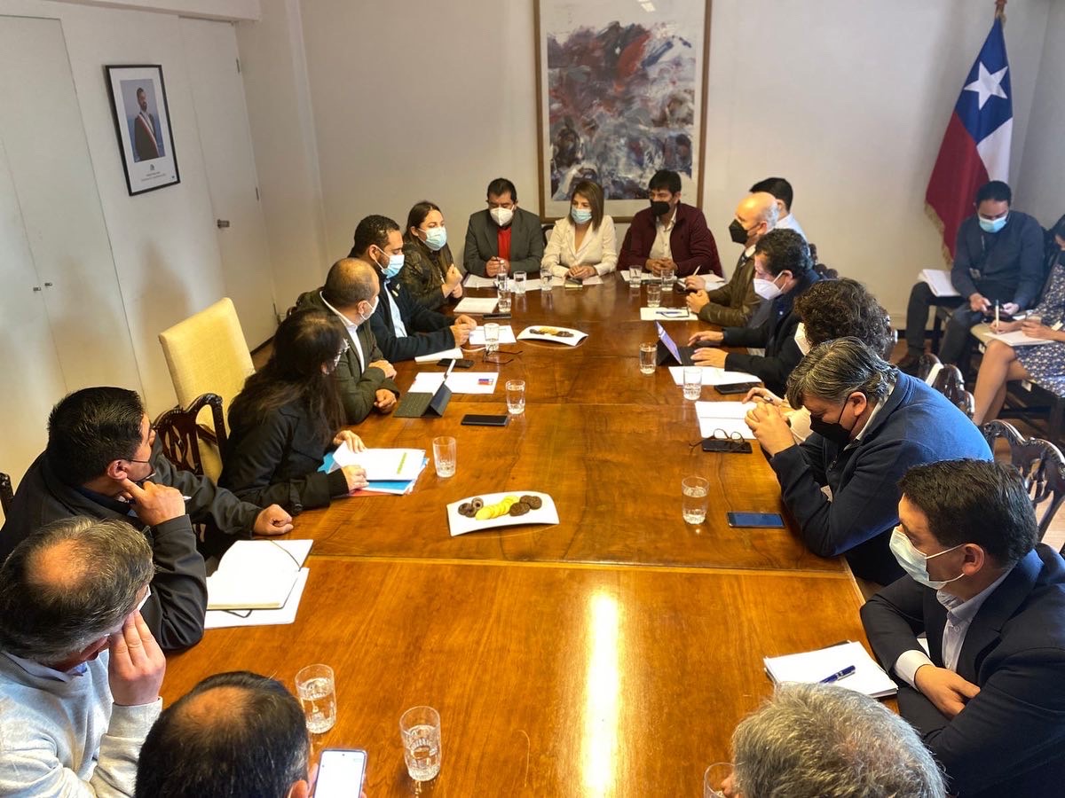 Alcaldes de Chiloé buscan apoyo financiero del Mineduc