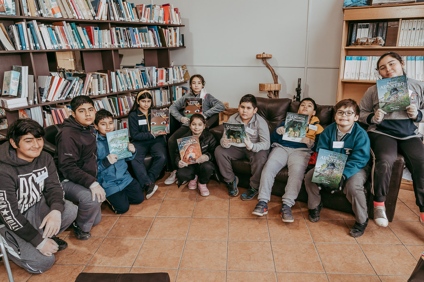 Más de 3 mil libros inspirados en la naturaleza y costumbres de Chiloé serán donados por Fundación Ibáñez Atkinson a las 263 escuelas de la Isla Grande