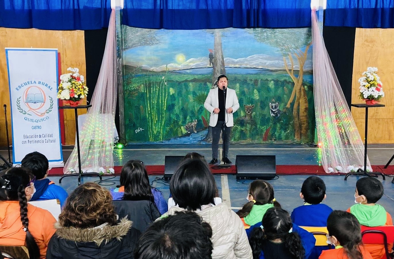 Estudiantes de la Península de Rilán disfrutaron concierto itinerante de tenor pehuenche