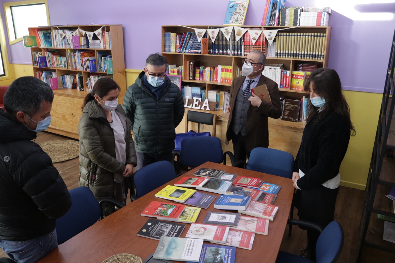 ULagos entrega libros a establecimientos educacionales y biblioteca