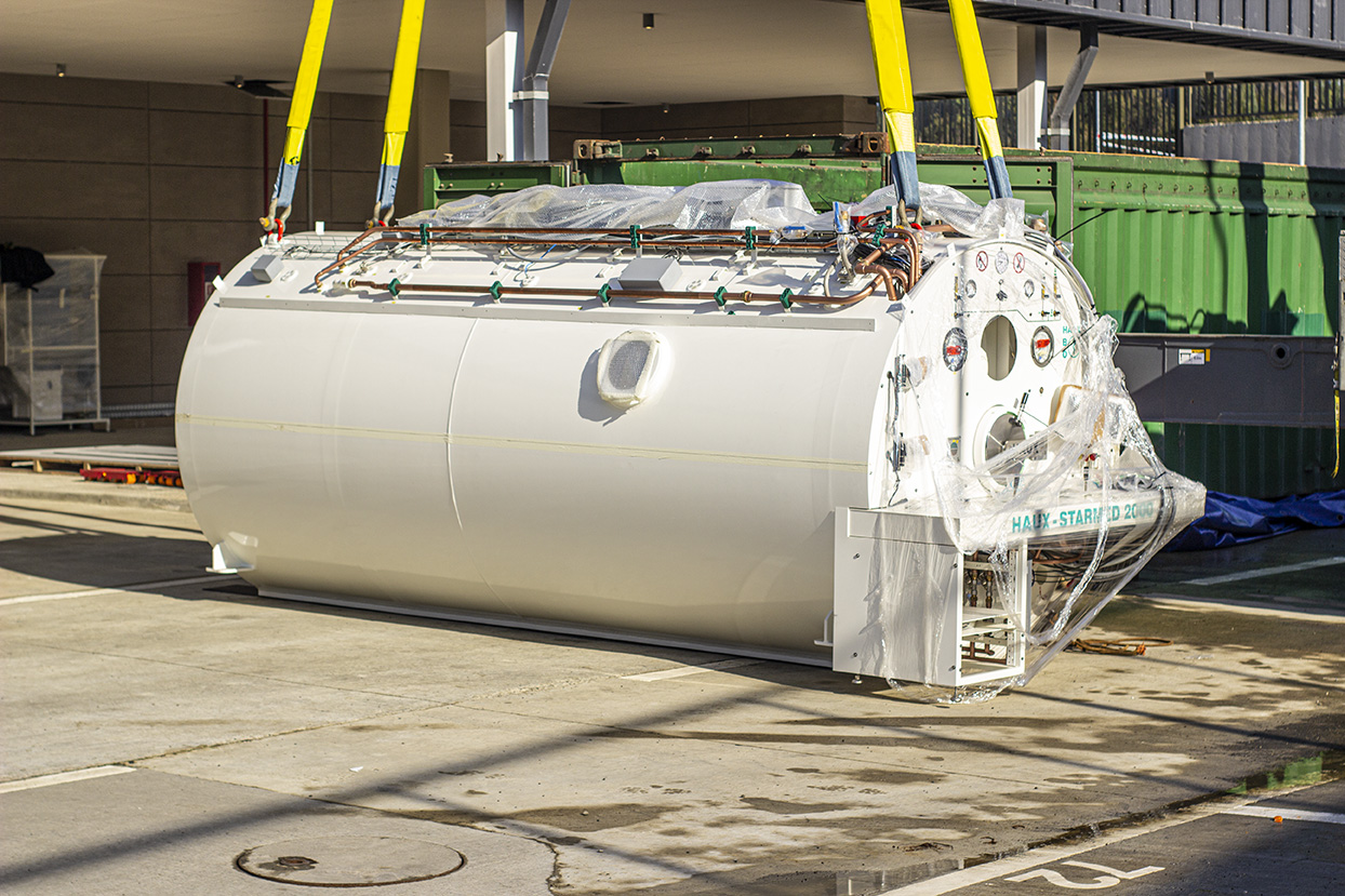 Comienza instalación de la Cámara Hiperbárica en el Nuevo Hospital de Quellón