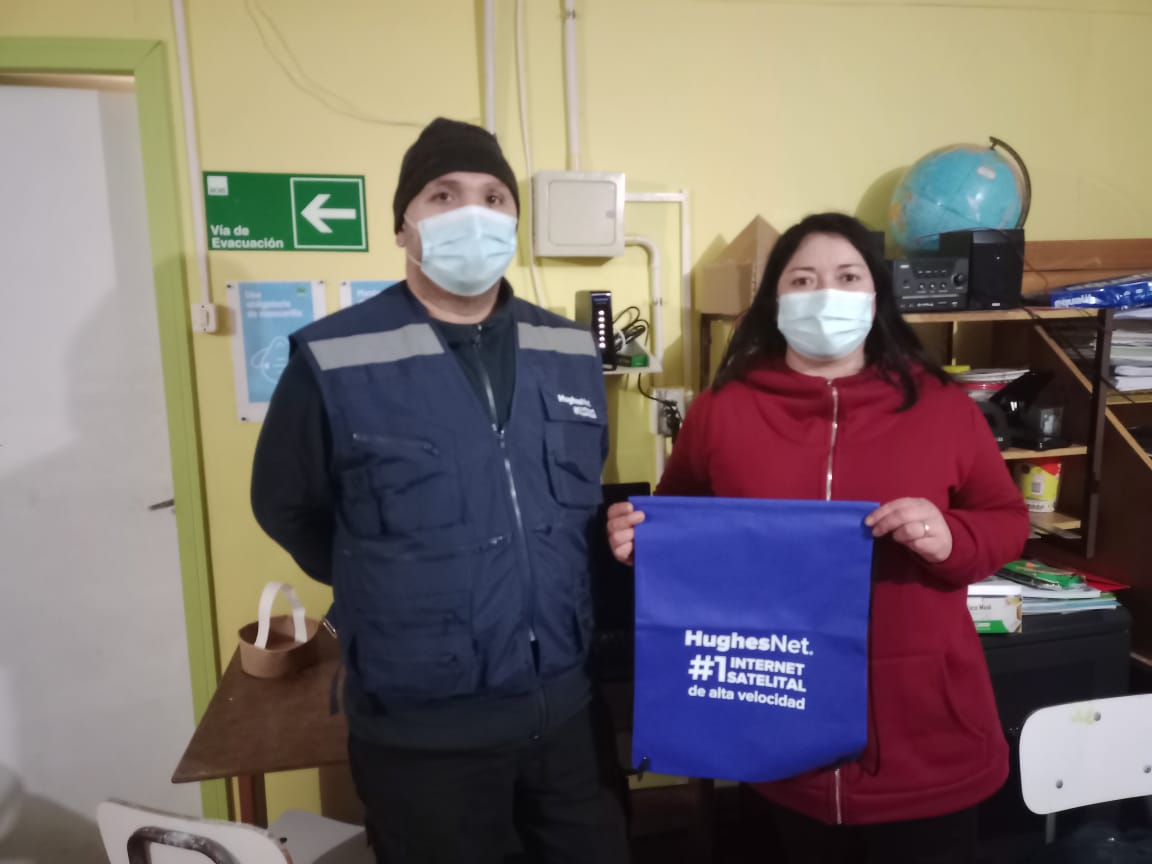 Profesora de isla Aulín logra conectar a escuela rural con internet satelital gratuito