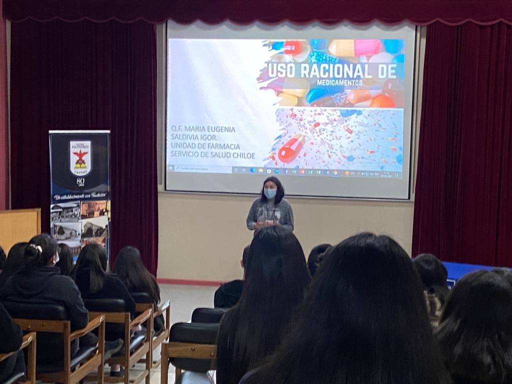 Estudiantes del Liceo Politécnico de Castro conocen la importancia del Uso Racional de Medicamentos