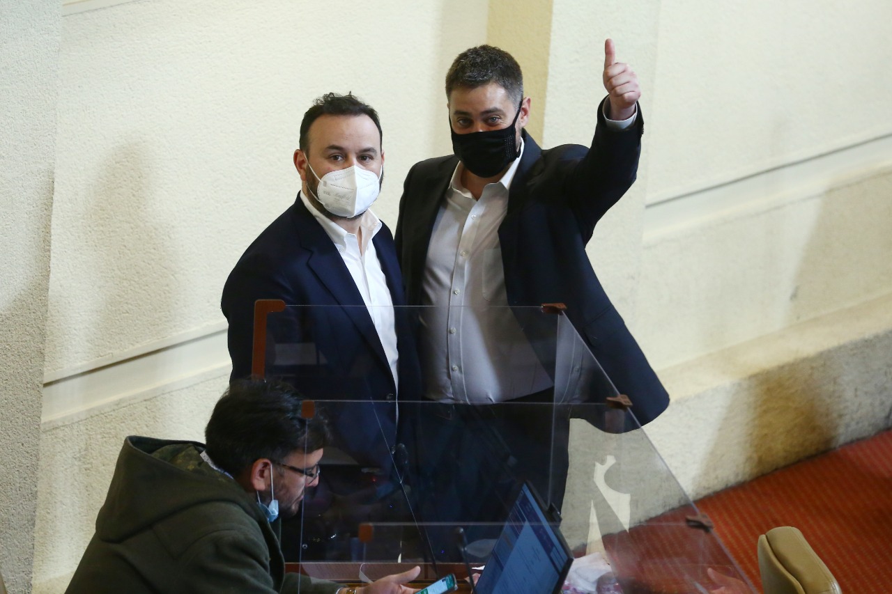 Diputado Bernales pide fin del Pase de Movilidad y mascarilla