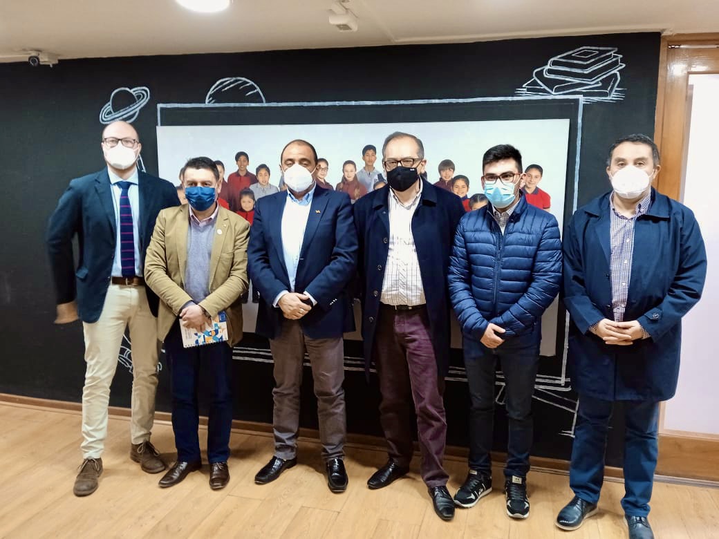 Ministro de Educación compromete visitar Chiloé para revisar dificultades en implementación de sistemas educativos