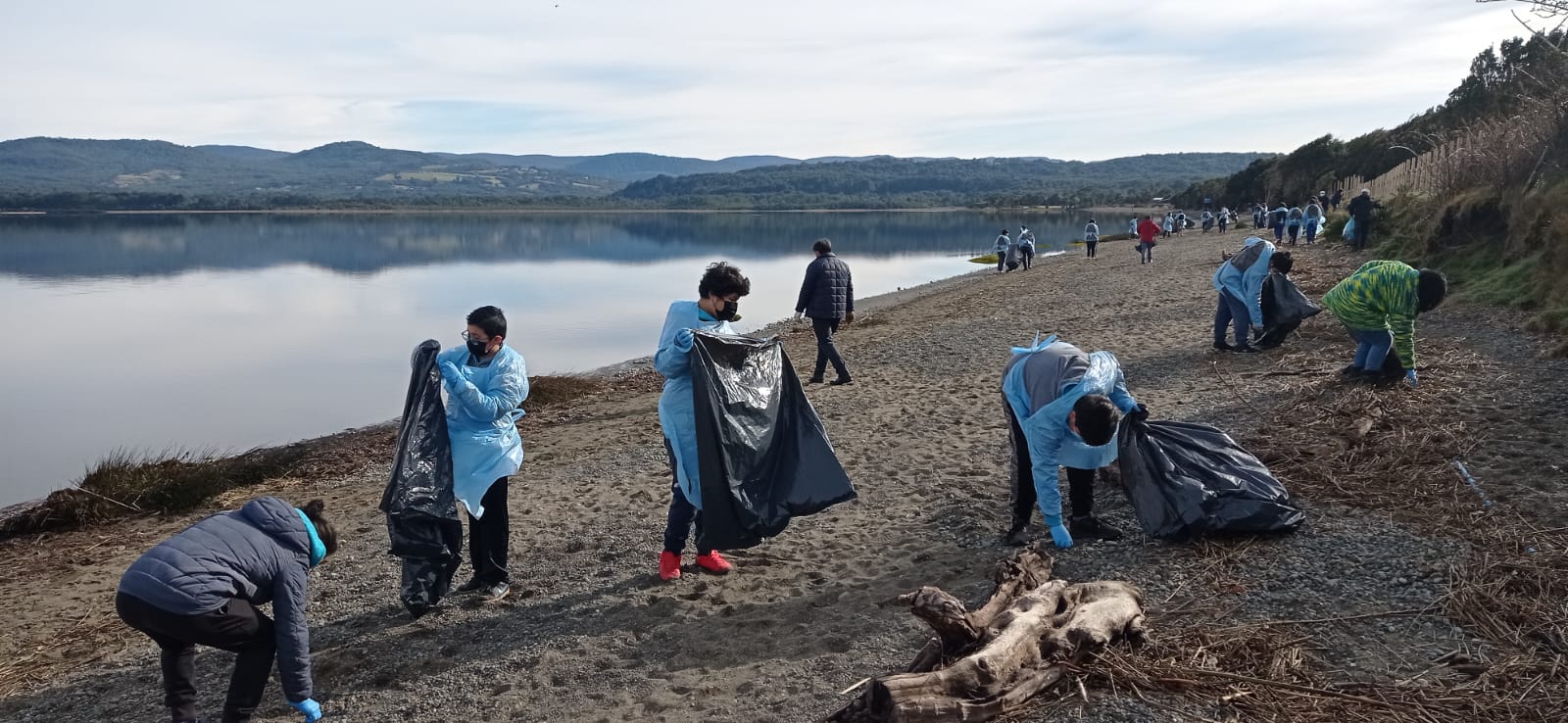Con éxito se realizó jornada de limpieza de la playa de Huillinco