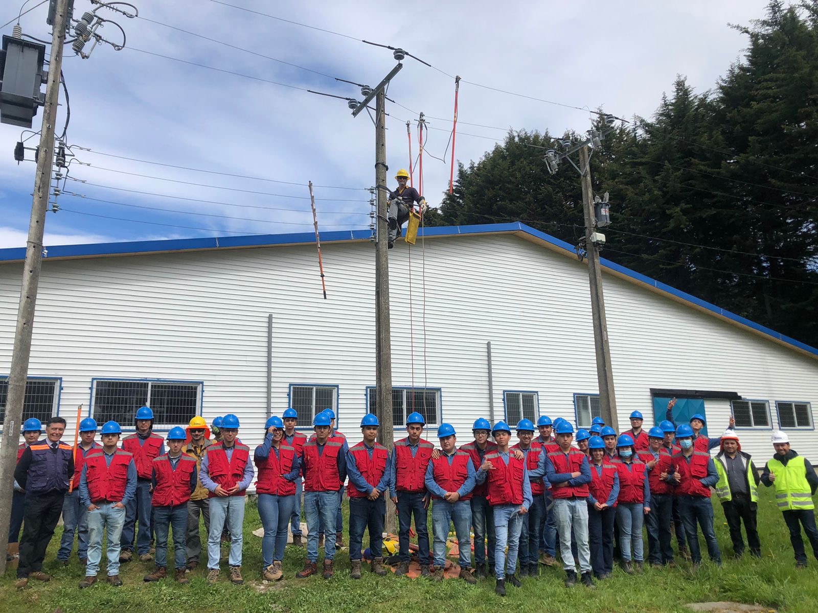 Gracias al programa “Liceos Eléctricos” Saesa capacita a estudiantes del Instituto del Mar de Chonchi