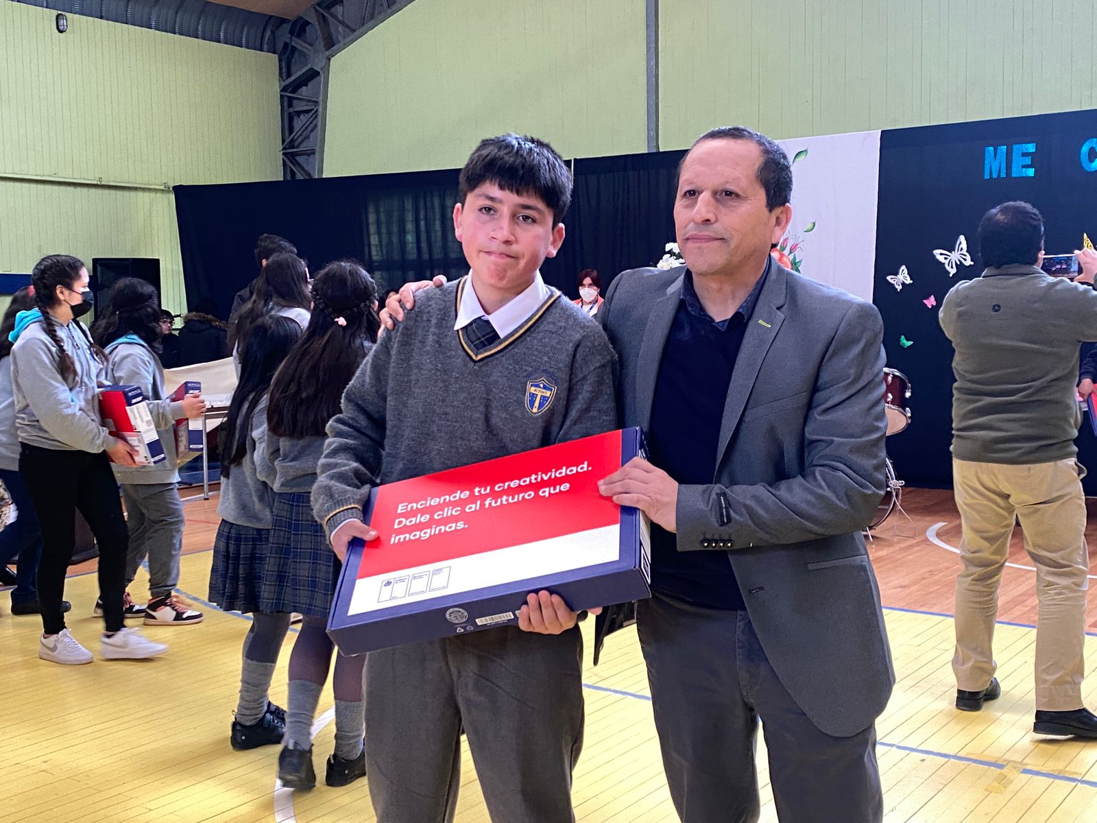 Más de un centenar de alumnos de séptimo básico de Quinchao recibieron computadores de Junaeb