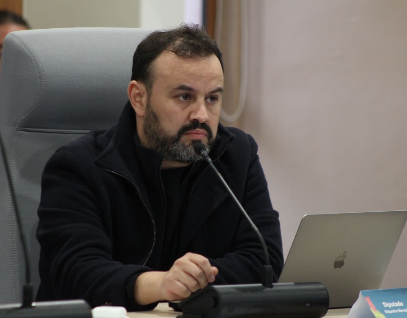 Diputado Bernales solicita mejorar demarcación vial en escuelas rurales de Chiloé