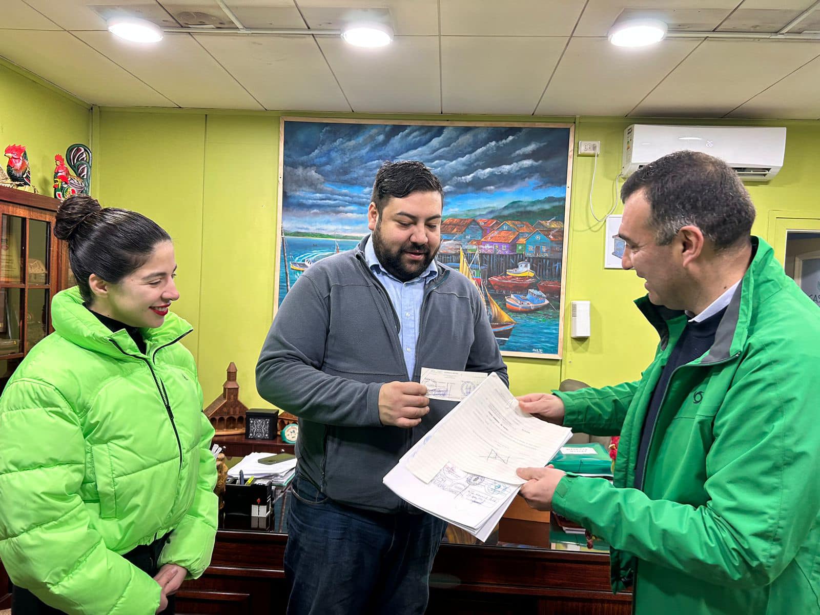 Municipio de Castro concreta histórico aporte de 100 millones de pesos al Cuerpo de Bomberos