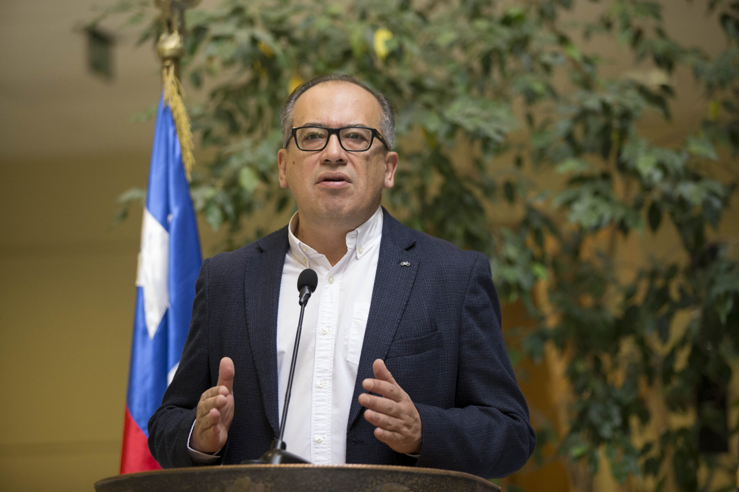 Diputado Ulloa propone endurecer requisitos para voto extranjero