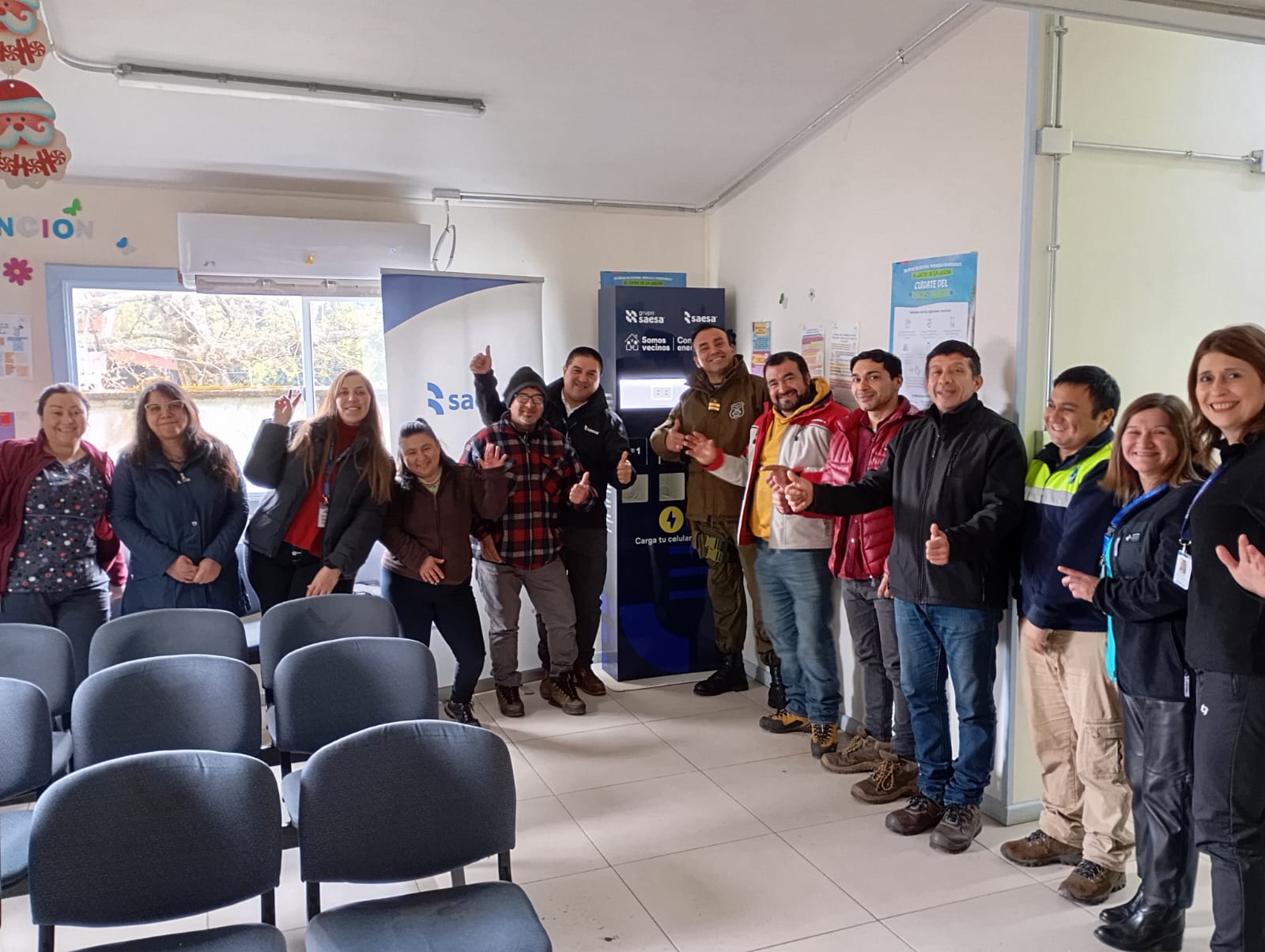 Saesa inaugura tótem para carga de celulares en Cesfam de Puqueldón