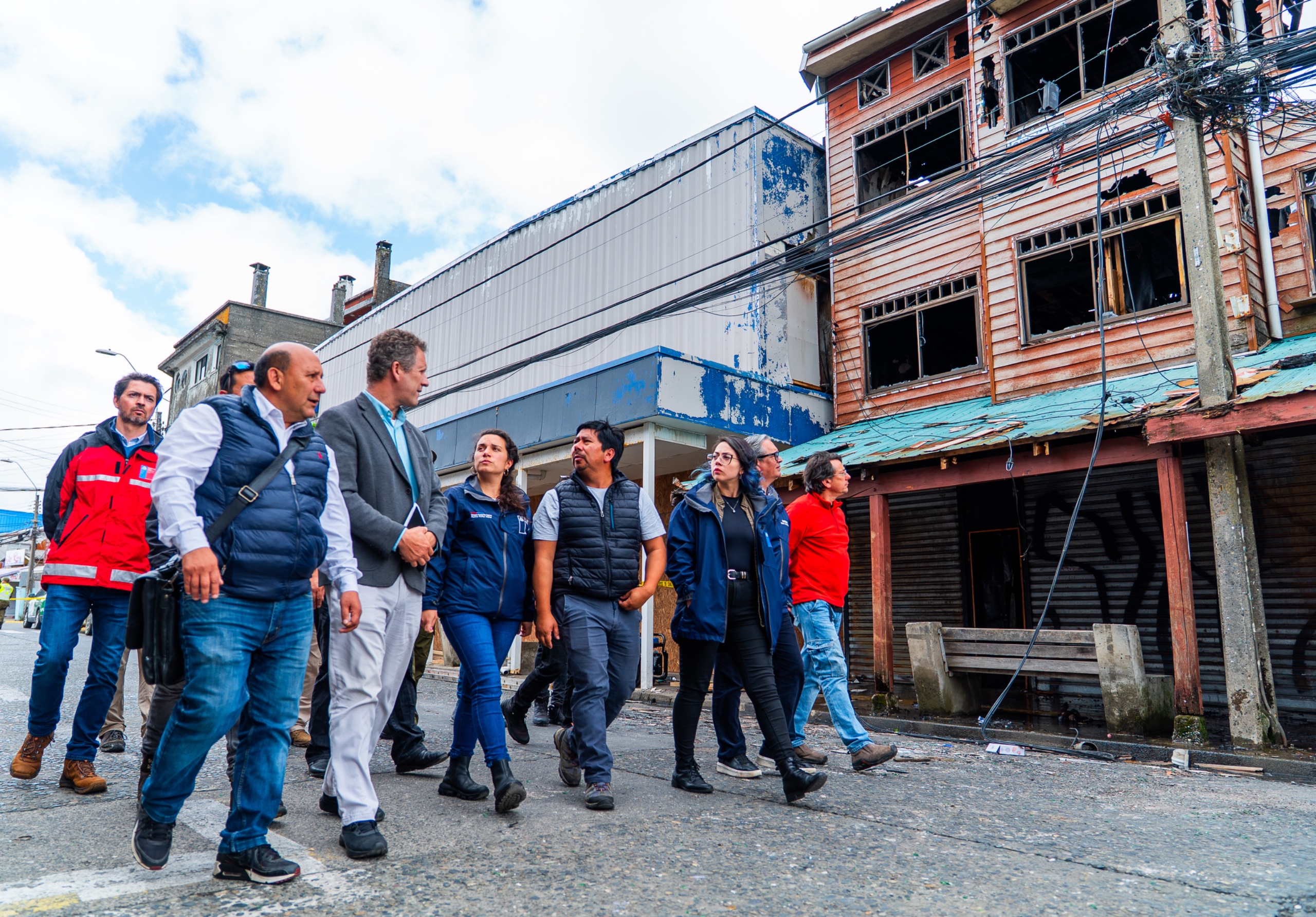 Ministro Muñoz se reúne con locatarios afectados por incendio en Ancud