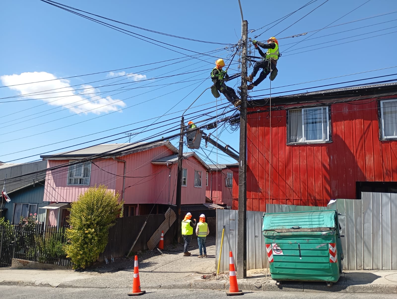 Saesa realiza importantes trabajos de mejoramiento de su red eléctrica en población Juan Soler de Castro