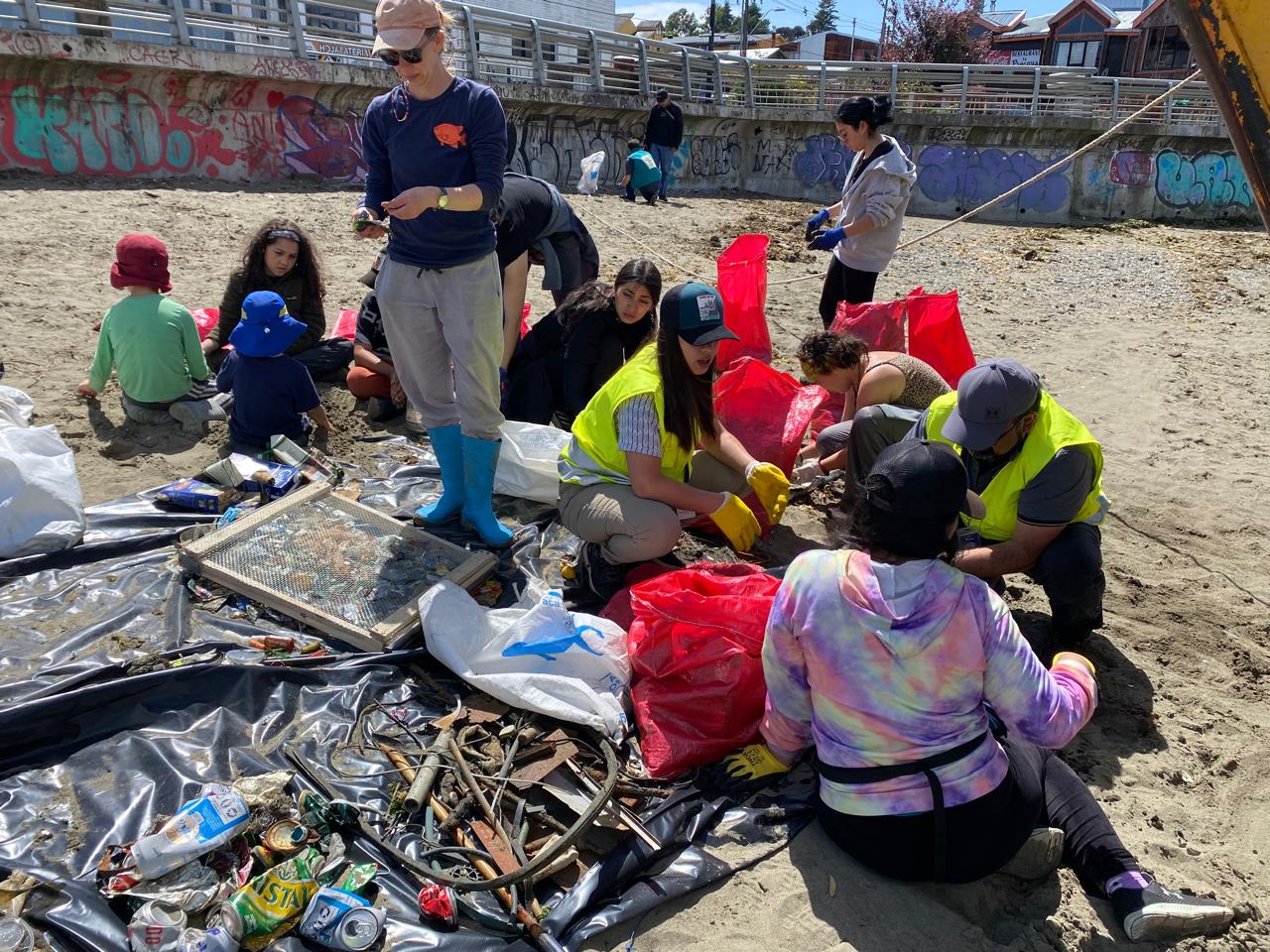 Trabajadores de Saesa se hacen presente en limpieza de playa en Ancud