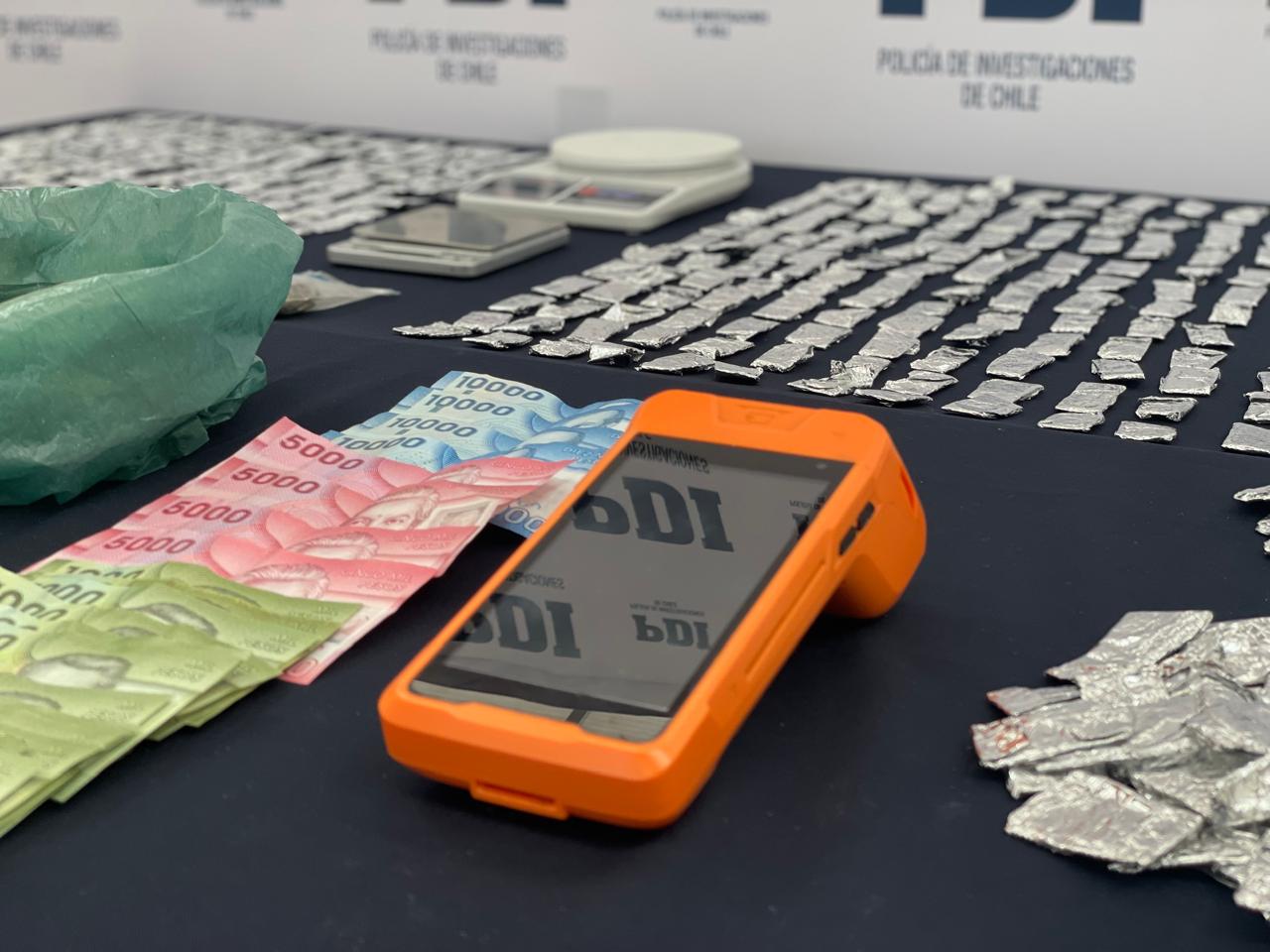PDI detiene a 2 hombres de nacionalidad extranjera que vendían droga por delivery en Quellón