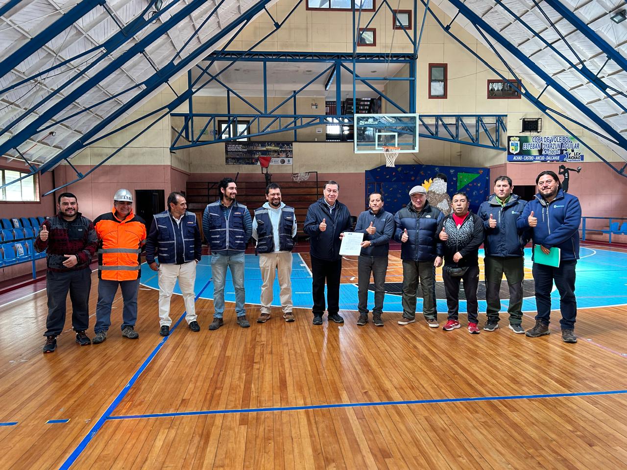 Parten obras de conservación del Gimnasio Fiscal de Achao