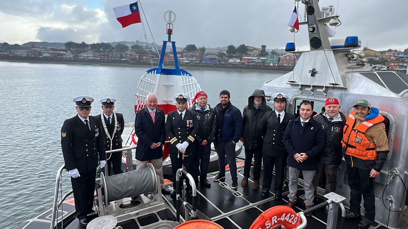 Quellón conmemoró las Glorias Navales con instalación de boya simbólica