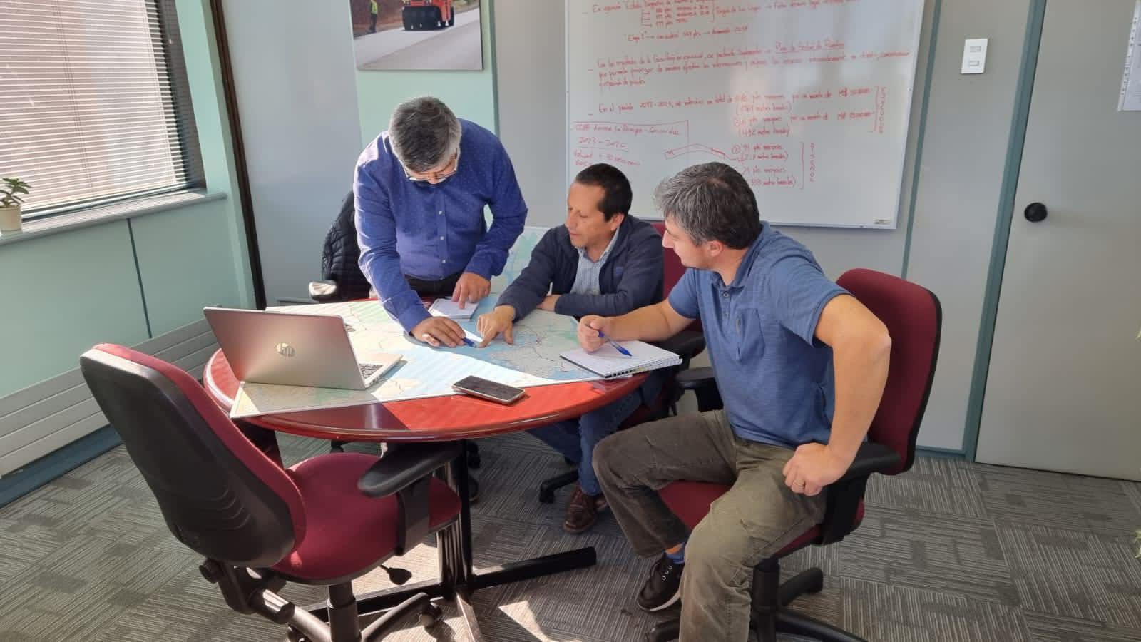 Alcalde Garcés destaca inicio de conservación global de caminos en Quinchao