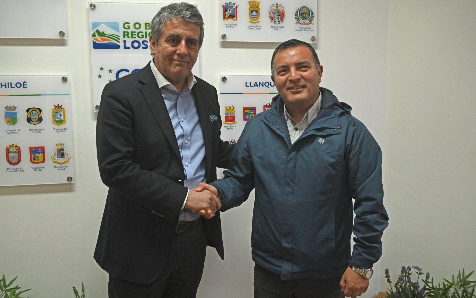 Gobernador Santana y alcalde Ugarte alinean prioridades para el desarrollo de la comuna de Quemchi